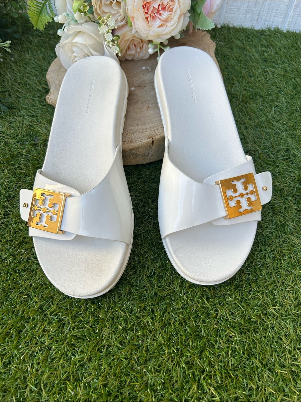 Tory Burch Buckle Slide Sandal Women
$150 size 7 gently used
Color: White Gold